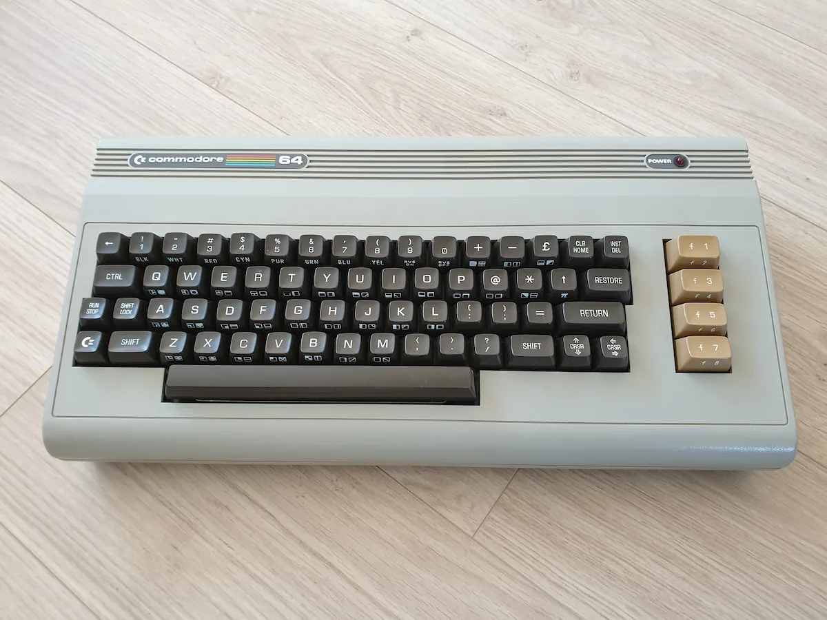 Commodore 64 at a desk: the machine that programmers pushed far beyond its designed limits through assembly, PEEK, POKE and demoscene techniques