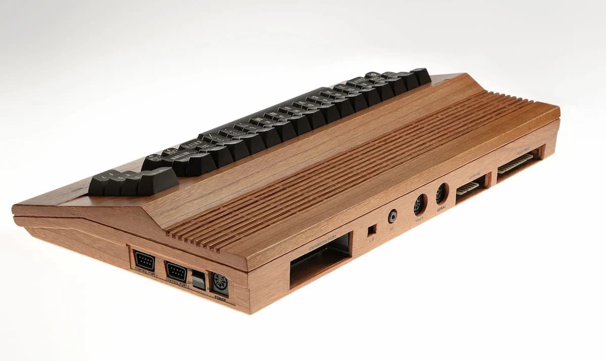 Wooden Commodore 64, user port area detail