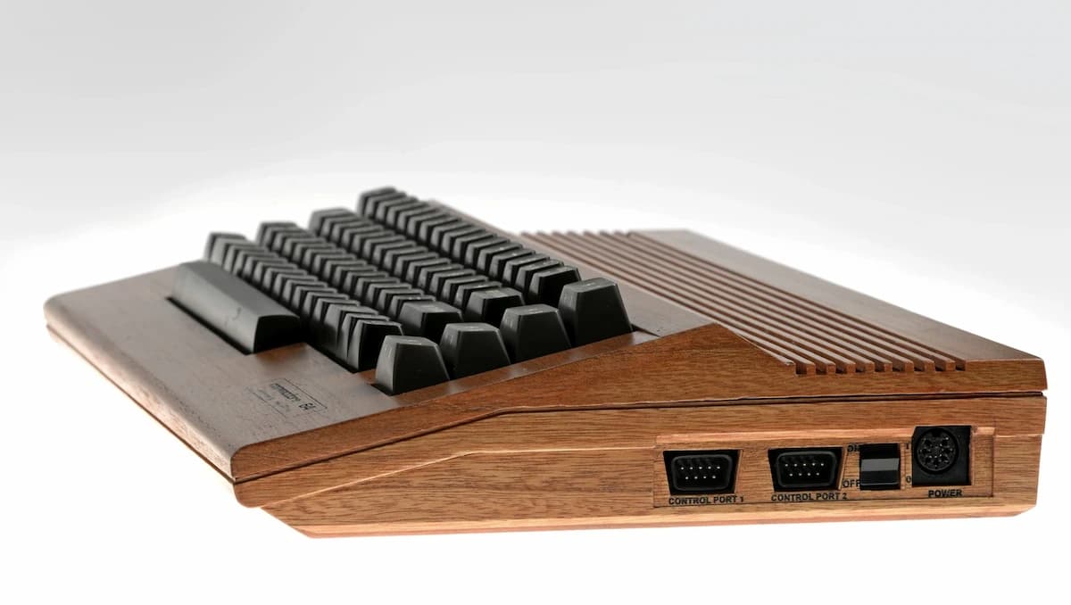 Wooden C64 case, close-up of the wood joinery and finish