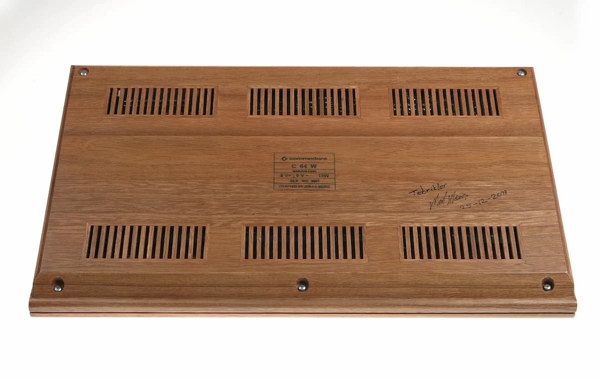 Wooden Commodore 64, top view of the complete build