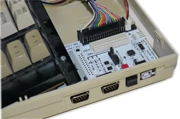 Adaptador Keyrah V2b instalado dentro de una carcasa Commodore 64c