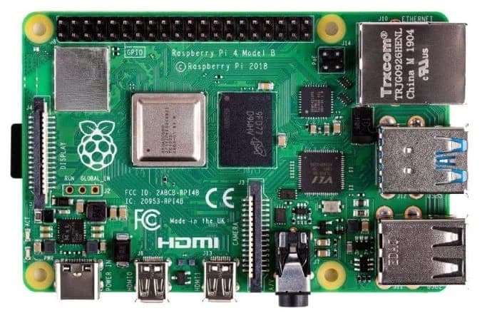 Vue du dessus du Raspberry Pi 4 Model B montrant le processeur, la RAM et tous les connecteurs
